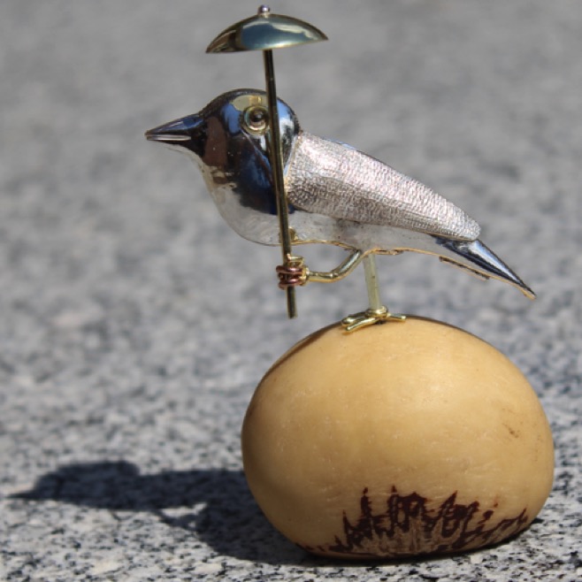 20-06 : 'vogel met parasol' 
- zilver, goud op taugé